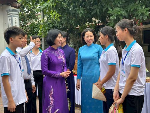 Phó Bí thư Thành ủy, Chủ tịch HĐND thành phố, Phó Trưởng đoàn đại biểu Quốc hội thành phố Hà Nội Phùng Thị Hồng Hà và Phó Chủ tịch Ủy ban MTTQ Việt Nam thành phố, Chủ tịch Hội Liên hiệp phụ nữ thành phố Hà Nội Lê Kim Anh trò chuyện cùng các em được đỡ đầu. Ảnh: Bảo Lâm
