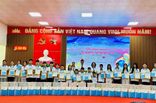 Lãnh đạo Thành hội cùng xã Dân Hòa trao quà tới các con thiếu nhi được đỡ đầu. Ảnh: Bảo Lâm