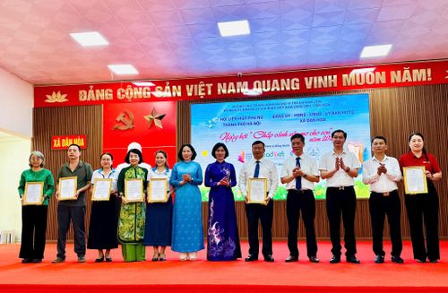 Phó Bí thư Thành ủy, Chủ tịch HĐND thành phố, Phó Trưởng đoàn Đại biểu Quốc hội thành phố Hà Nội Phùng Thị Hồng Hà và Phó Chủ tịch Ủy ban MTTQ Việt Nam thành phố, Chủ tịch Hội Liên hiệp phụ nữ thành phố Hà Nội Lê Kim Anh trao chứng nhận cho các đơn vị đồng hành. Ảnh: Bảo Lâm