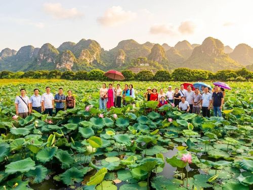 Du khách trải nghiệm mùa sen tại Mường Cốc. Ảnh: M.C