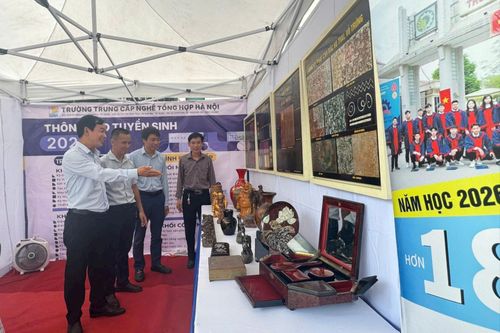 Trường Trung cấp nghề tổng hợp Hà Nội giới thiệu những ngành nghề rất phù hợp với người cao tuổi như kỹ thuật sơn mài và khảm trai, điêu khắc gỗ, hàng mây - tre đan... Ảnh: Mai Hoa