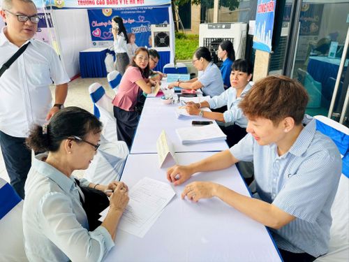 Tư vấn thông tin việc làm cho người cao tuổi. Ảnh: Thu Minh