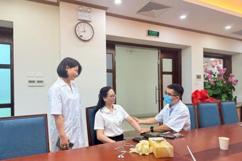 Tư vấn, giới thiệu, hỗ trợ trải nghiệm dịch vụ y học cổ truyền tại chương trình. Ảnh: Mai Hoa