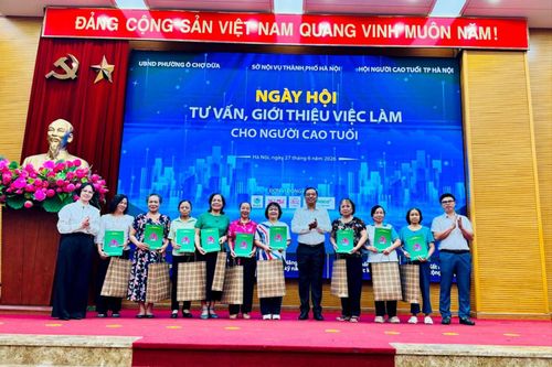 Trao Hợp đồng vay vốn từ nguồn vốn thành phố ủy thác qua Ngân hàng Chính sách xã hội. Ảnh: Mai Hoa