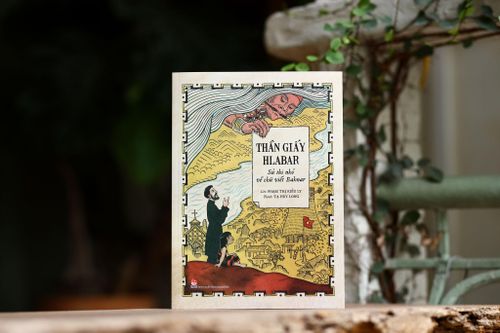 Cuốn sách “Thần Giấy Hlabar – Sử thi nhỏ về chữ viết Bahnar”. Ảnh: NXB Kim Đồng
