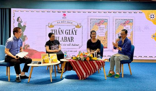 Các tác giả chia sẻ về hành trình thực hiện cuốn sách. Ảnh: Thụy Du