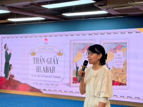 Phó Giám đốc - Tổng Biên tập Nhà xuất bản Kim Đồng Vũ Thị Quỳnh Liên chia sẻ về cuốn sách. Ảnh: Thụy Du