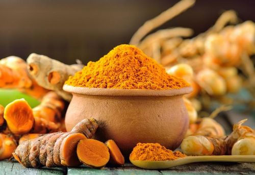 Hoạt chất curcumin trong nghệ có tác dụng chống viêm tự nhiên.