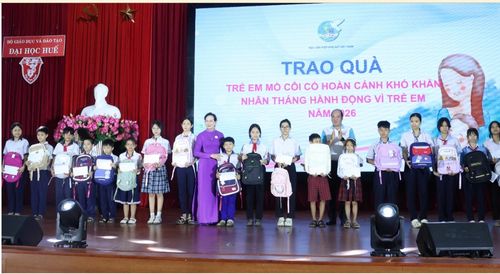 Bà Lê Thị Thủy, Chủ tịch Hội LHPN Việt Nam và ông Nguyễn Văn Mạnh, Thành ủy viên, Phó Chủ tịch UBND TP Huế, trao quà cho các em học sinh có hoàn cảnh khó khăn nhân Tháng hành động vì trẻ em năm 2026.