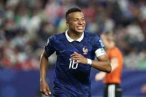6. Kylian Mbappe (Pháp) - 35,1km/h Được xem là một trong những cầu thủ nhanh nhất hành tinh, Mbappe chỉ đứng thứ 9 trên bảng xếp hạng với vận tốc tối đa 35,1km/h. Dù vậy, hiệu quả trong những pha bứt tốc của tiền đạo Real Madrid vẫn vô cùng đáng sợ và anh tiếp tục là niềm hy vọng lớn nhất trên hàng công tuyển Pháp.