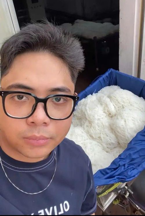  Hưng vừa phụ trách bán, quảng bá vừa giúp bố mẹ đi giao bún cho khách. 