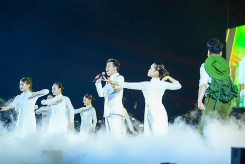 Điểm đáng chú ý của concert nằm ở cấu trúc ba chương rõ ràng: Ngọn lửa Thanh xuân, Khát vọng Thanh xuân và Thanh xuân rực rỡ. Cách chia chương giúp chương trình có mạch cảm xúc tương đối liền mạch, không đơn thuần là sự xuất hiện nối tiếp của các ca sĩ.