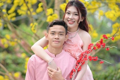 Cột mốc 3 năm ngày cưới cũng đánh dấu hành trình 5 năm gắn bó của cặp đôi. Bùi Vĩ Hào và hot girl Dương Ngọc Thảo Vy bắt đầu hẹn hò từ năm 2021. Sau 2 năm tìm hiểu, cả hai tổ chức lễ cưới vào năm 2023 khi nam cầu thủ vừa tròn 20 tuổi. Bùi Vĩ Hào là một trong những cầu thủ Việt Nam lập gia đình rất sớm. 
