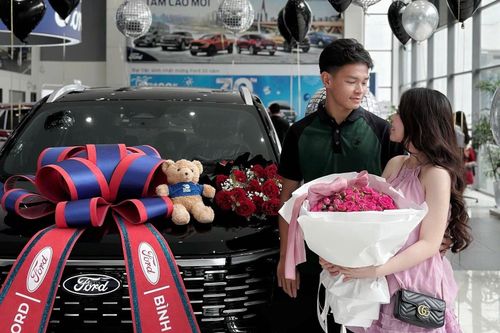  Vĩ Hào chia sẻ khoảnh khắc cả hai tậu ôtô vào tháng 10/2025. 