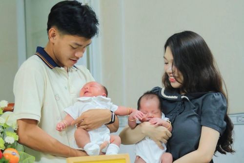  Đôi vợ chồng trẻ hạnh phúc trong tiệc đầy tháng của con. Theo hình ảnh từ trang cá nhân, Vĩ Hào đặt tên cho hai bé là Vĩ Minh (tên gọi ở nhà là Rio) và Vĩ Khôi (Lio). 