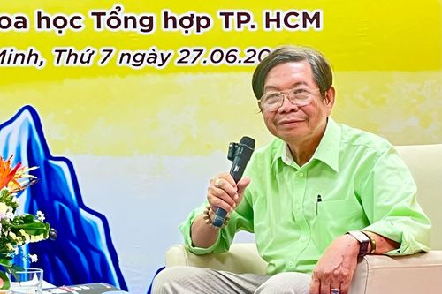 Tác giả Nguyên Cẩn nhấn mạnh tầm quan trọng của gia đình trong việc nuôi dưỡng con người.