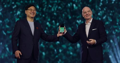  CEO Lenovo và Chủ tịch FIFA trong buổi công bố giải pháp AI cho World Cup 2026. Ảnh: FIFA.