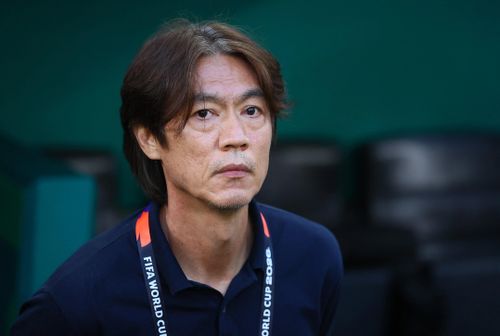  Hong Myung-bo hứng chịu làn sóng chỉ trích sau khi Hàn Quốc dừng bước ngay từ vòng bảng trong kỳ World Cup được đánh giá nhiều thuận lợi. 