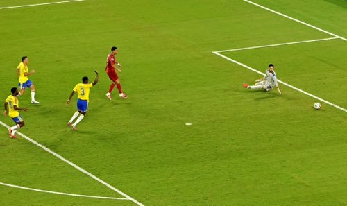  Phút 60, Ronaldo được trao cơ hội đối mặt khung thành sau đường chuyền từ Joao Felix. Dẫu vậy, cú dứt điểm của anh lại đi chệch cột dọc, một pha bóng mà sau đó trọng tài cũng thổi phạt lỗi việt vị đối với đội trưởng Bồ Đào Nha. 
