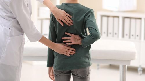 Cong vẹo cột sống là căn bệnh khá phổ biến ở trẻ em. Ảnh: Families First Pediatrics.