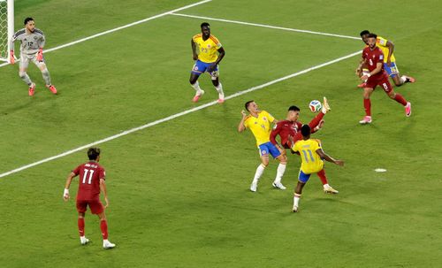  Về phần Ronaldo, dù thi đấu trọn 90 phút, anh lại có màn trình diễn mờ nhạt. CR7 chỉ chạm bóng 35 lần, tung một cú sút trúng đích và hai lần việt vị. Với chỉ số bàn thắng kỳ vọng (xG) khiêm tốn 0,17, siêu sao 41 tuổi hoàn toàn bất lực trong việc ghi bàn, khiến Bồ Đào Nha đành ngậm ngùi chấp nhận vị trí nhì bảng K. 