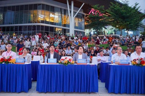 Đại biểu và người dân tham dự lễ phát động