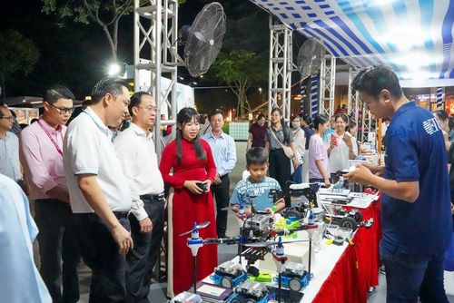 Đại biểu tham quan các gian hàng tại không gian Hội sách