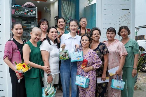 Nàng hậu trao quà, động viên các bệnh nhân