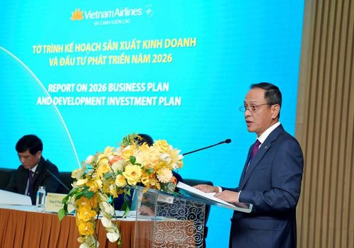 Tổng giám đốc Lê Hồng Hà trình bày Báo cáo kết quả hoạt động kinh doanh năm 2025 và kế hoạch sản xuất kinh doanh năm 2026