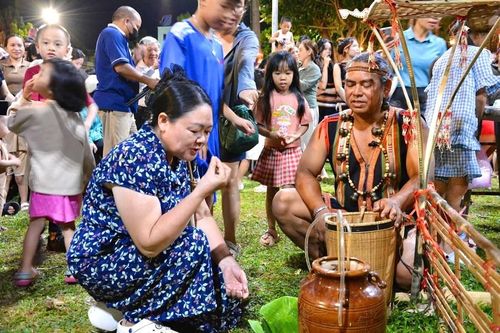 Du khách thưởng thức những món ăn mang đậm hương vị bản địa qua các món ăn dân dã như cơm lam, gà nướng, lá mì xào, thưởng thức hương rượu cần thơm nồng vị lúa mới