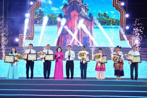 Thứ trưởng Bộ VHTTDL Trịnh Thị Thủy, Trưởng Ban Chỉ đạo Ngày hội và ông Nguyễn Long Biên, Phó Chủ tịch Thường trực UBND tỉnh Khánh Hòa, Phó Trưởng Ban Chỉ đạo, Trưởng Ban Tổ chức Ngày hội trao Bằng khen và hoa chúc mừng các đoàn