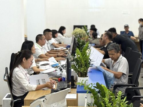 Người dân đến làm thủ tục hành chính tại Điểm Phục vụ hành chính công xã Trung Giã (Hà Nội). Ảnh: Quốc Lũy - TTXVN
