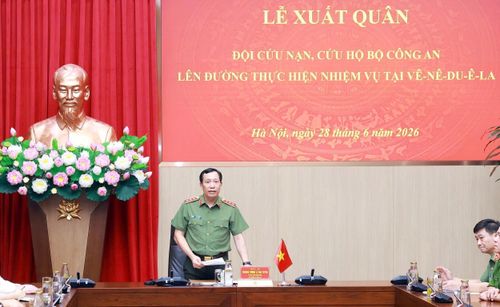 Thượng tướng Lê Văn Tuyến, Ủy viên Trung ương Đảng, Thứ trưởng Bộ Công an phát biểu giao nhiệm vụ cho cán bộ, chiến sĩ CAND Việt Nam lên đường cứu nạn, cứu hộ tại Venezuela. Ảnh: Phạm Kiên - TTXVN
