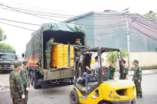 Quân đội nhân dân Việt Nam đã thành lập đoàn hỗ trợ nhân đạo, cứu trợ thảm họa gồm các đồng chí Chỉ huy; Đội Công binh cứu sập thuộc Binh chủng Công binh, Đội Quân y, Đội Chó nghiệp vụ và tìm kiếm cứu nạn. Sáng nay 28/6/2026, đã có 65 tấn lương thực, thực phẩm, nước uống, thuốc, trang thiết bị được tập kết, kiểm đếm, phân loại, đóng gói cẩn thận sẵn sàng chuyển tới cứu trợ nhân dân các vùng bị thiên tai ở Venezuela. Ảnh: TTXVN