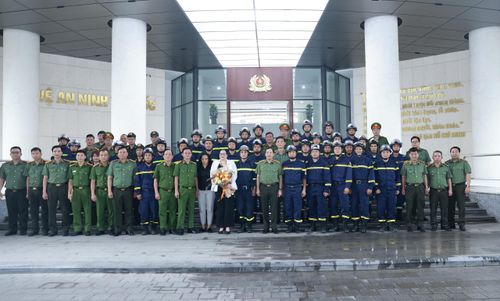 Thượng tướng Lê Văn Tuyến, Thứ trưởng Bộ Công an với đoàn công tác Bộ Công an lên đường thực hiện nhiệm vụ cứu nạn, cứu hộ tại Venezuela. Ảnh: Phạm Kiên - TTXVN