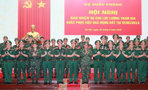 Đại tướng Nguyễn Tân Cương, Ủy viên Trung ương Đảng, Tổng Tham mưu trưởng QĐND Việt Nam, Thứ trưởng Bộ Quốc phòng và đại biểu với các sĩ quan, quân nhân lên đường sang Venezuela làm nhiệm vụ. Ảnh: Trọng Đức - TTXVN