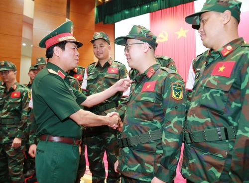 Đại tướng Nguyễn Tân Cương, Ủy viên Trung ương Đảng, Tổng Tham mưu trưởng QĐND Việt Nam, Thứ trưởng Bộ Quốc phòng động viên, giao nhiệm vụ cho các sĩ quan, quân nhân lên đường sang Venezuela làm nhiệm vụ. Ảnh: Trọng Đức - TTXVN