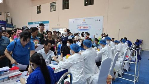 Công nhân, người lao động được khám, tư vấn sức khỏe, tầm soát chuyên sâu và lập Sổ sức khỏe điện tử trong chương trình "Ngày hội trao sức khỏe công nhân - Vì một Việt Nam khỏe mạnh năm 2026" tại TP. Cần Thơ - Ảnh: VGP/LS