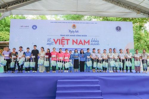 Lãnh đạo Tổng Liên đoàn Lao động Việt Nam và TP. Cần Thơ trao quà hỗ trợ công nhân, người lao động có hoàn cảnh khó khăn, lan tỏa tinh thần chăm lo thiết thực, đồng hành cùng đoàn viên và người lao động - Ảnh: VGP/LS