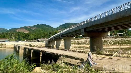 Bị mưa lũ cuốn trôi, cầu Sơn Mùa không thể sử dụng, người dân các xã miền núi phải đi vòng qua vùng lân cận.