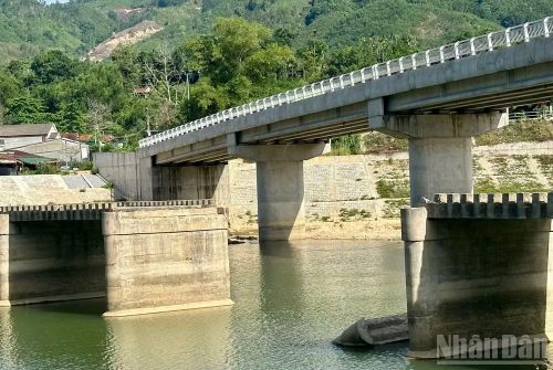 Nhịp cầu của cầu Sơn Mùa cũ bị lũ cuốn trôi nhiều năm trước.