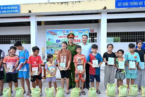 Công an phường Vĩnh Trạch (tỉnh Cà Mau) cùng chính quyền địa phương tặng quà cho các em học sinh có hoàn cảnh khó khăn trong chương trình “Đi cùng em”.