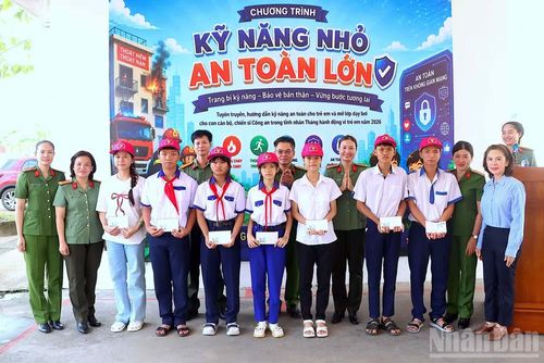 Chương trình “Kỹ năng nhỏ-An toàn lớn” thu hút đông đảo các em học sinh, thanh thiếu nhi tham gia trải nghiệm với nhiều hoạt động bổ ích.