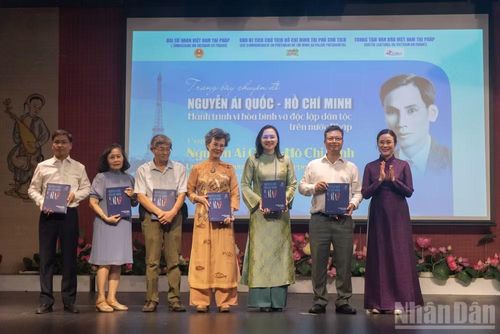 Giám đốc Khu Di tích Chủ tịch Hồ Chí Minh tại Phủ Chủ tịch, bà Lê Thị Phượng trao tặng những ấn bản đầu tiên của cuốn sách tới các đại biểu tham dự chương trình.