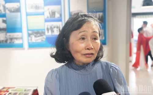 Bà Đinh Thị Xuân Hương, phu nhân cố nhiếp ảnh gia Lê Tấn Xuân xúc động chia sẻ về tâm nguyện của ông trong việc trao tặng những kỷ vật nhằm góp phần gìn giữ và lan tỏa giá trị di sản Chủ tịch Hồ Chí Minh.