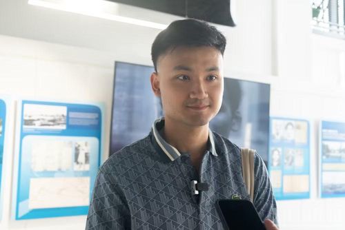 Anh Đinh Quang Lâm chia sẻ cảm xúc sau khi tìm hiểu về hành trình hoạt động cách mạng của Bác Hồ thông qua những tư liệu và hình ảnh lịch sử quý giá tại chương trình.