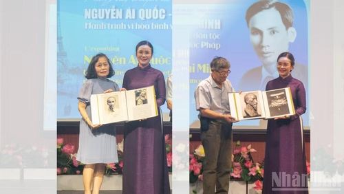 Giám đốc Khu Di tích Chủ tịch Hồ Chí Minh tại Phủ Chủ tịch, bà Lê Thị Phượng tiếp nhận hiện vật do đại diện gia đình bác sĩ Lê Văn Cưu và gia đình cố nhiếp ảnh gia Lê Tấn Xuân trao tặng.