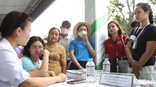  Các chuyên gia dinh dưỡng tham gia khám và tư vấn dinh dưỡng chuyên sâu khám cho người dân. 