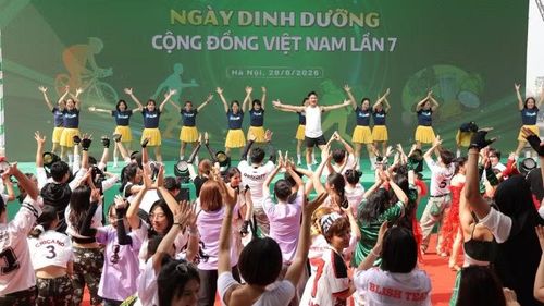 Đông đảo người dân và các đội thi tham gia chương trình.