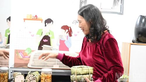Trong căn bếp nhỏ, bà Đỗ Thị Tình chuẩn bị những món ăn quen thuộc để đón con trai trở về sau chuyến công tác dài ngày.